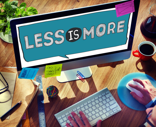 Человек, работающий на компьютере с меньшим - это больше концепция
