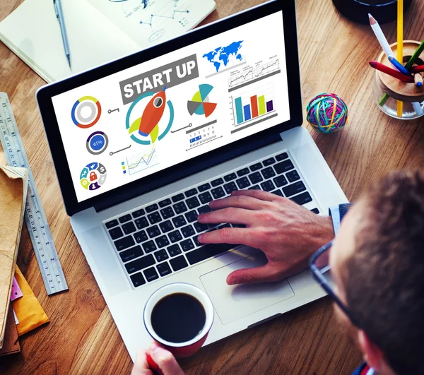 Uomo che lavora su laptop con Start up Concept — Foto Stock