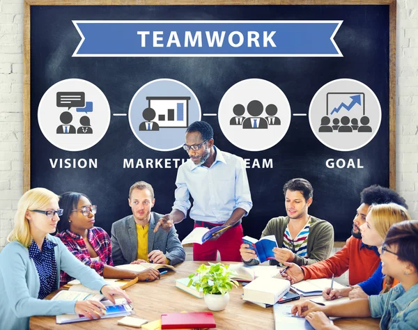 Diverse mensen bespreken over Teamwork — Stockfoto