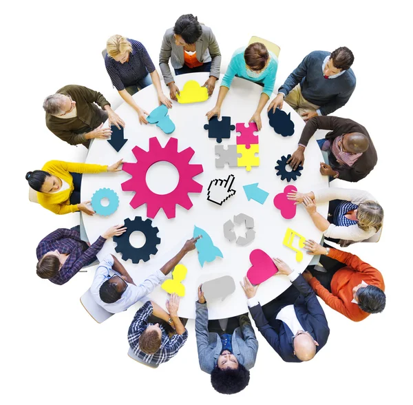 Persone intorno al tavolo con Teamwork Concept — Foto Stock