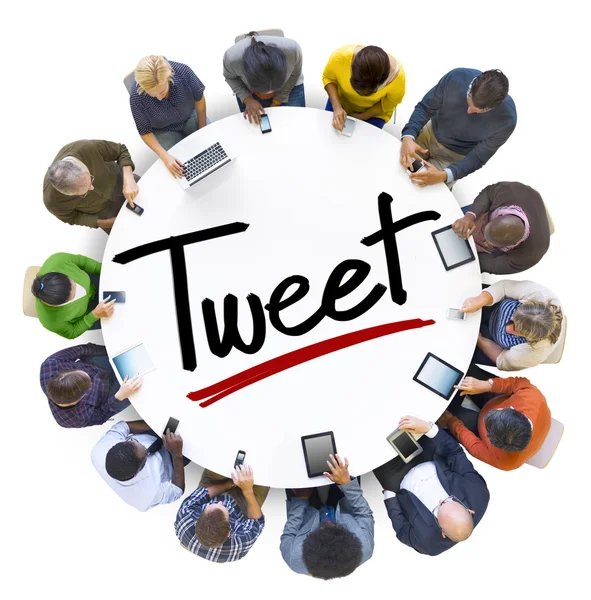 Les gens et les concepts de tweetage — Photo