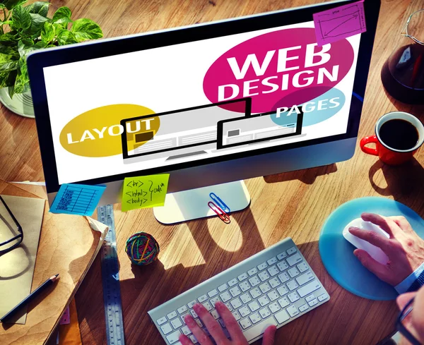 Man aan het werk op computer met Web Design — Stockfoto