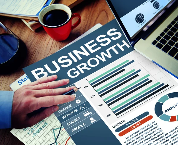 Zakenman werken met Business Growth — Stockfoto