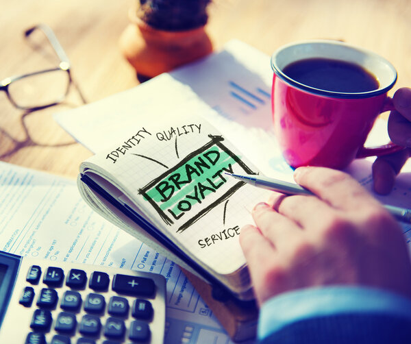 Бизнесмен, работающий с лояльностью бренда
