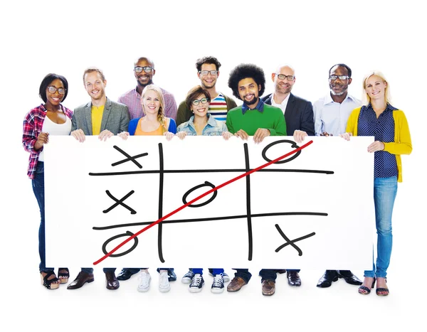 Diversas personas y Tic Tac Toe Juego —  Fotos de Stock