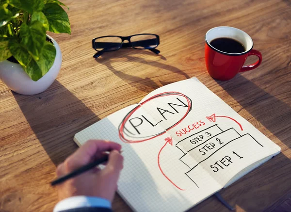 Uomo che scrive in una nota Business Plan — Foto Stock