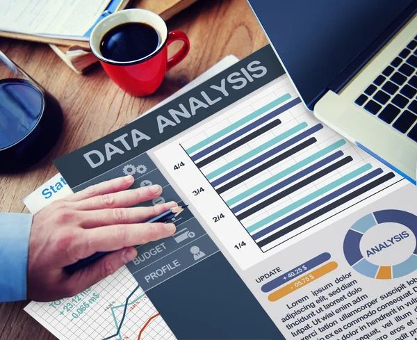 Pengusaha yang bekerja dengan Analisis Data — Stok Foto