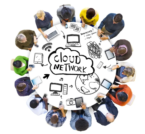 다양 한 사람들 및 클라우드 네트워크 개념 — 스톡 사진