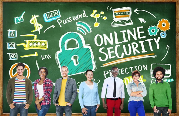 Studenter nära svarta tavlan med Online-säkerhet — Stockfoto