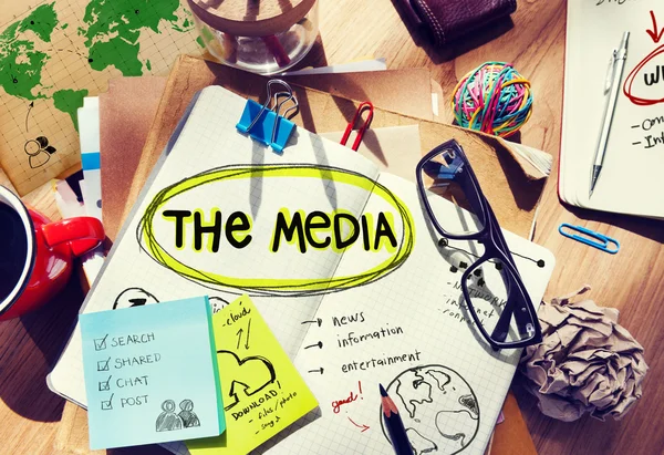 Stökigt skrivbord med The Media koncept — Stockfoto