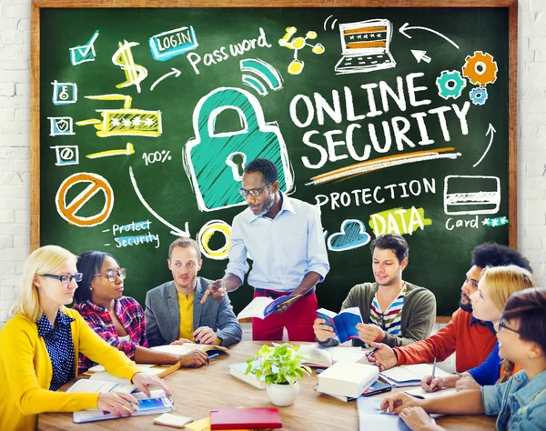 Mensen bespreken over Online veiligheid — Stockfoto