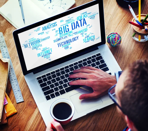 Hombre trabajando en el ordenador portátil con Big Data — Foto de Stock