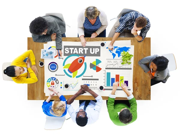 Diversas personas discutiendo sobre Start up — Foto de Stock