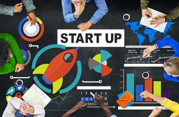 Olika människor diskuterar om Start up — Stockfoto