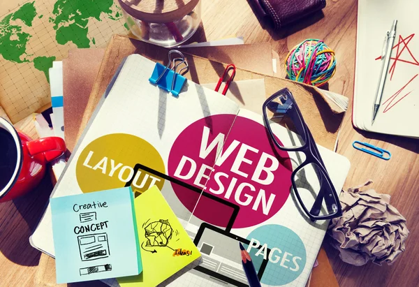 Mesa de escritório bagunçada com conceito de Web Design — Fotografia de Stock