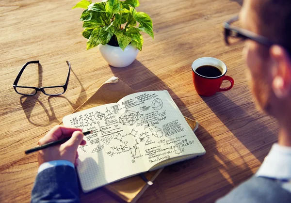 Hombre escribiendo en una Nota Símbolos Matemáticos — Foto de Stock