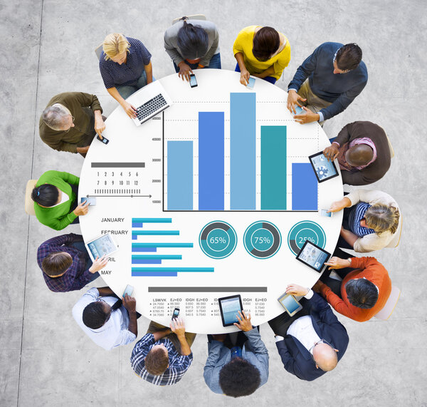 Gente alrededor de la mesa con estrategia de marketing — Foto de Stock