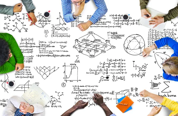 Rozdílní lidé a matematické symboly — Stock fotografie