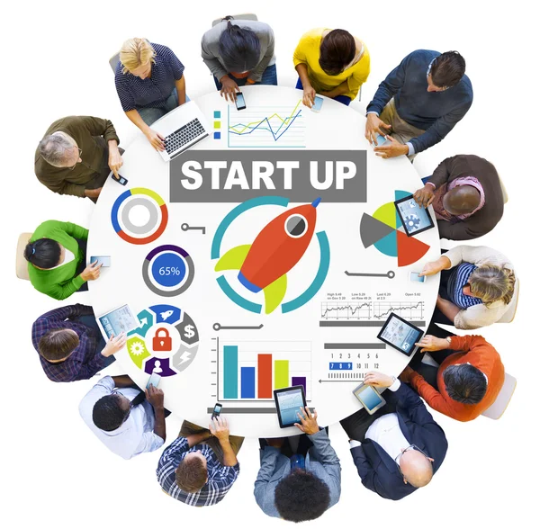 Personnes autour de la table avec Start up Concept — Photo