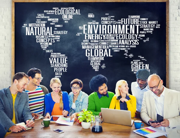 Pessoas diversas e conceito de meio ambiente — Fotografia de Stock
