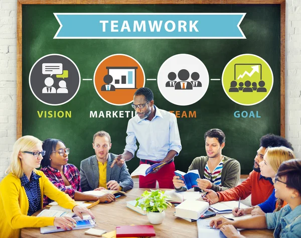 Diverse mensen bespreken over Teamwork — Stockfoto