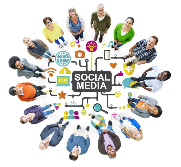 Diverse persone e concetto di social media — Foto Stock