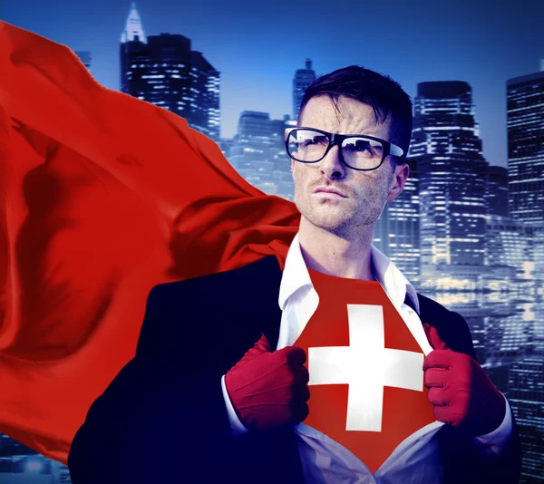 Affärsman superhjälte med Schweiz flagga — Stockfoto