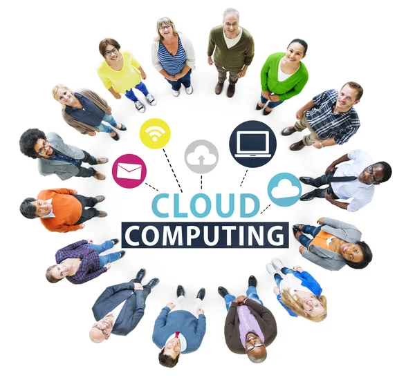 Diversas personas y Cloud Computing —  Fotos de Stock