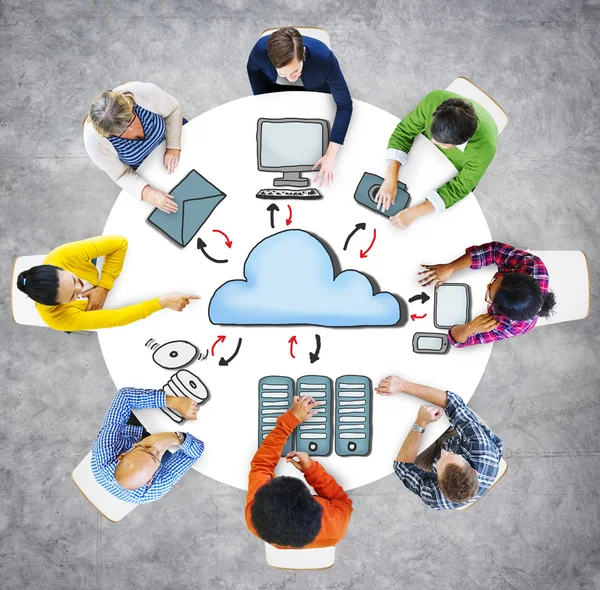 Diversas personas con Cloud Computing — Foto de Stock