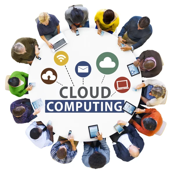 Diversas personas y Cloud Computing —  Fotos de Stock