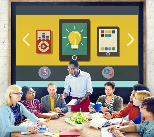 Diverse mensen bespreken over technologie — Stockfoto