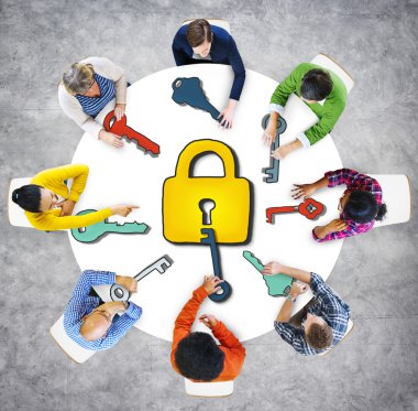 Asma kilit ile masa etrafında çeşitli insanlar