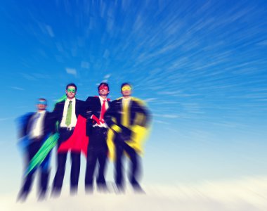 Gökyüzü üzerinde güçlü süper kahramanlar