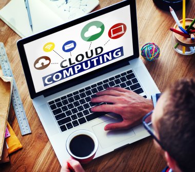 Cloud Computing ile dizüstü bilgisayar üzerinde çalışan adam