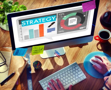Strateji konsepti ile bilgisayarda çalışan adam