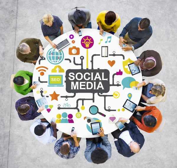 Persone diverse con concetto di social media — Foto Stock