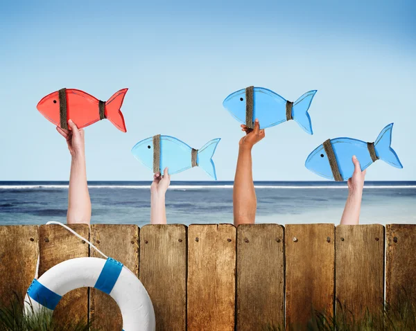 Crianças brincando com peixes artesanais — Fotografia de Stock