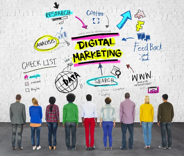 Diversas personas y marketing digital — Foto de Stock