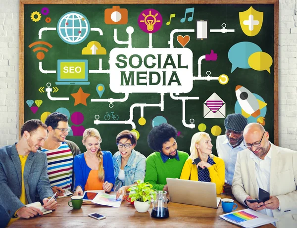 Diverse persone e concetto di social media — Foto Stock