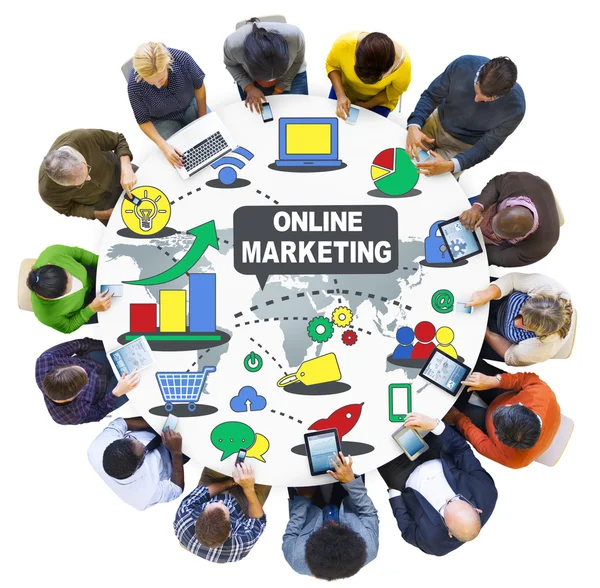 Diversas personas y marketing online — Foto de Stock