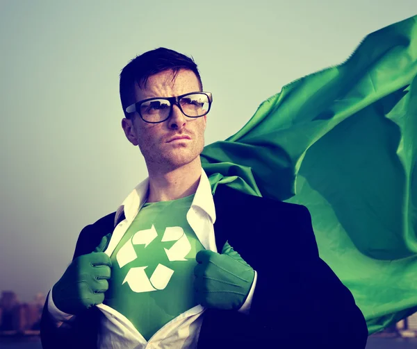 Super-herói com símbolo de reciclagem — Fotografia de Stock