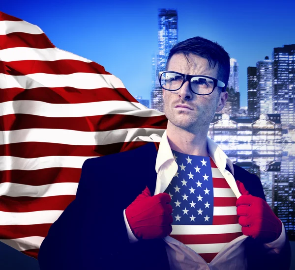 Superhjälte affärsman med amerikanska flaggan — Stockfoto