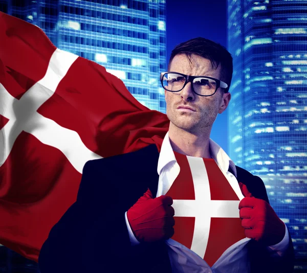 Affärsman superhjälte med Danmark flagga — Stockfoto