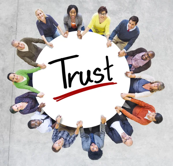 Pessoas em torno do conceito de confiança — Fotografia de Stock