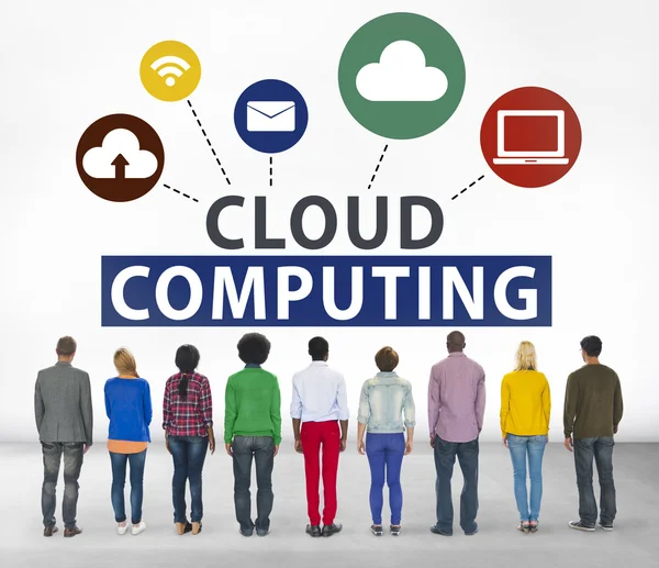 Diversas personas y Cloud Computing —  Fotos de Stock