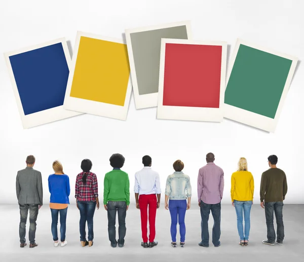 Personas diversas y papel polaroid — Foto de Stock