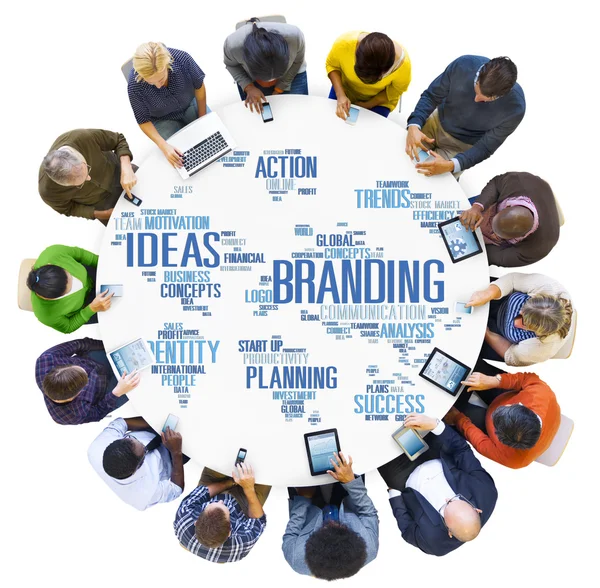 Diverse persone discutono di Branding — Foto Stock