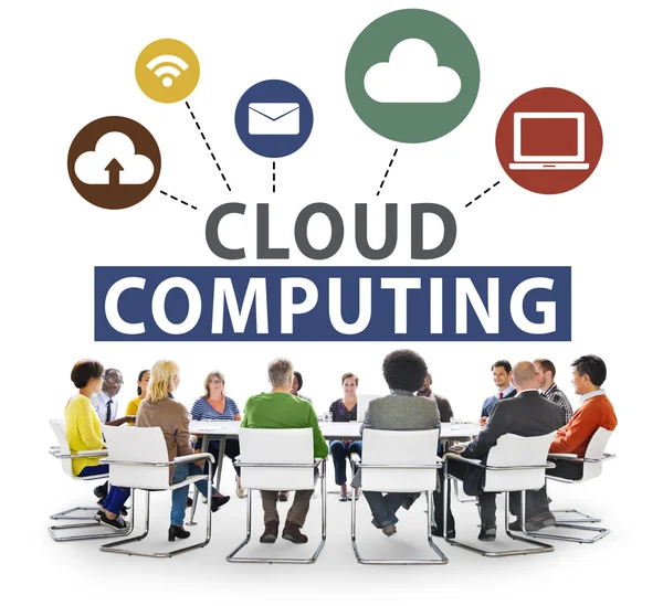 Gente alrededor de la mesa con Cloud Computing — Foto de Stock