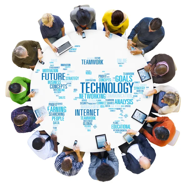 Diversas pessoas e conceito de tecnologia — Fotografia de Stock