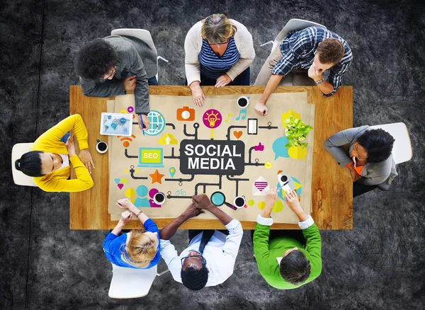 Diverse persone e concetto di social media — Foto Stock